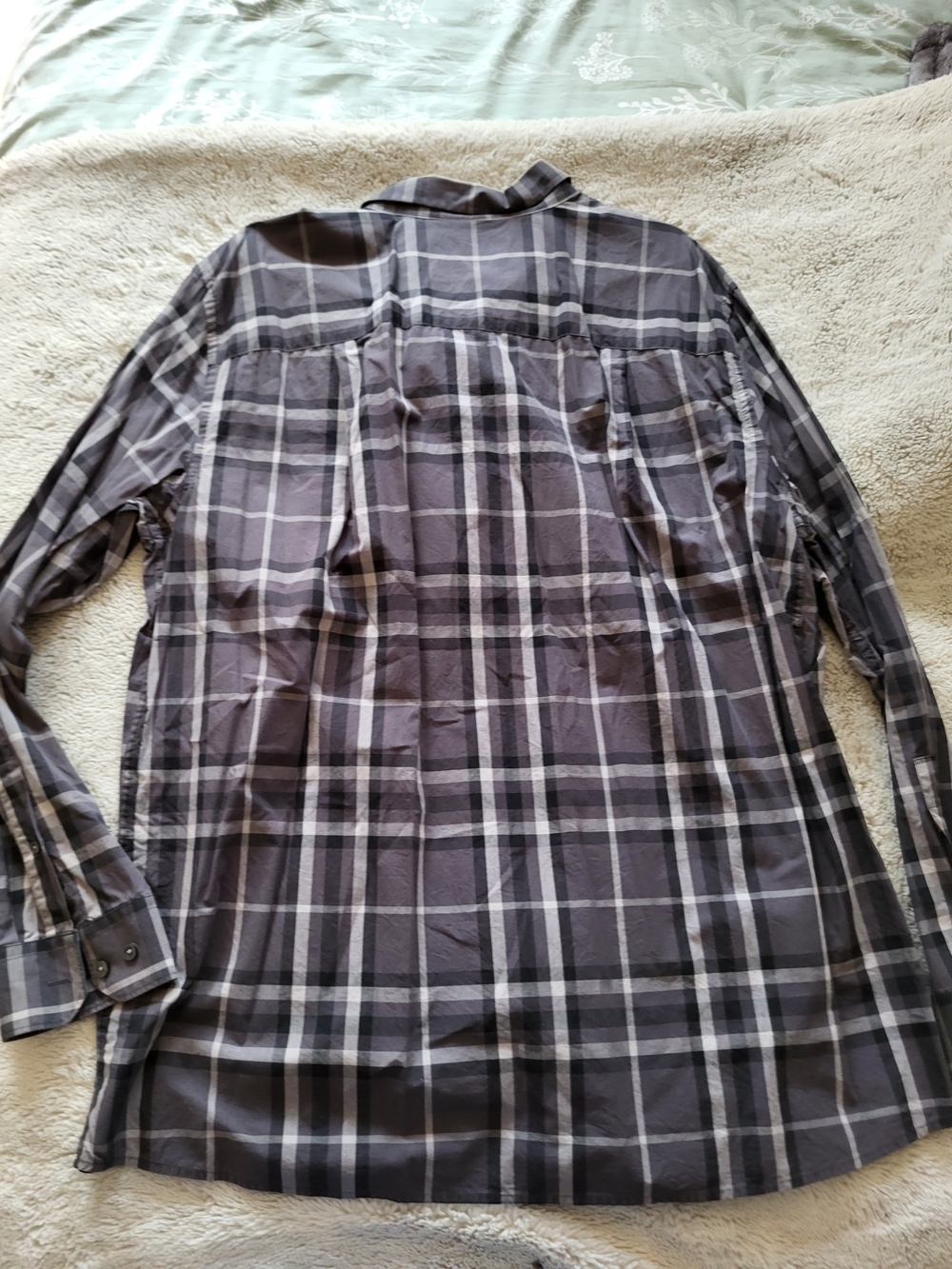 Men's Gray Plaid Long-Sleeve Button-Down Shirt - Picture 3 of 3